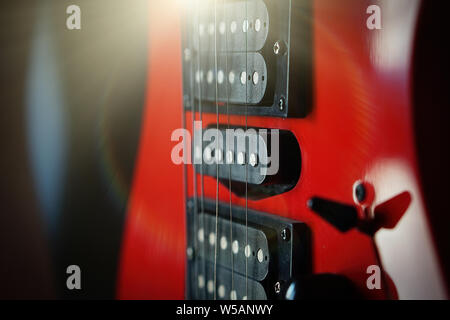 Close-up di chitarra elettrica raggi solari scheda musicale. Stringa musicale strumento, una buona idea per la musica. Foto Stock