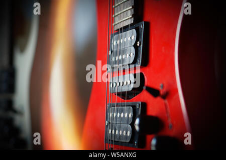 Close-up di chitarra elettrica raggi solari scheda musicale. Stringa musicale strumento, una buona idea per la musica. Foto Stock