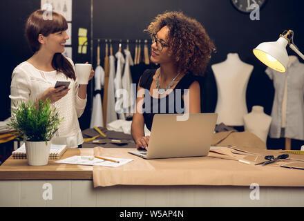 Due giovani donne imprenditore e fashion designer che lavora sul suo atelier Foto Stock
