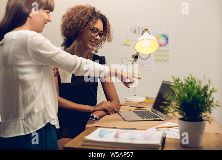 Due giovani donne imprenditore e fashion designer che lavora sul suo atelier Foto Stock