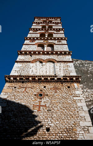 Il campanile romanico del Duomo di Santa Maria Assunta, Sermoneta, Latina, Lazio, Italia Foto Stock