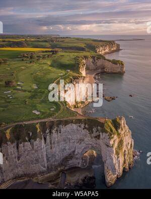 Le Scogliere di Etretat, vista aerea, Normandia, Francia Foto Stock