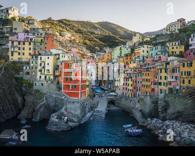 Riomaggiore, vista aerea, case colorate, porto, Cinque Terre Liguria, Italia Foto Stock