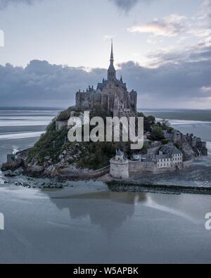 Mont st. Michel con cielo nuvoloso, vista aerea, Le Mont Saint Michel, Manche, Normandia, Francia Foto Stock