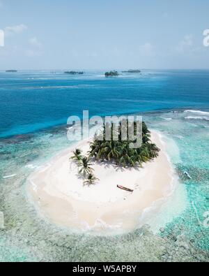 Piccole palme tropicale isola, Paradise, drone shot, San Blas, Guna Gala, Panama Foto Stock