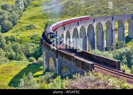 Viadotto Glenfinnan dalla Harry Potter film con treno storico, giacobina Express, Glenfinnan, Scozia, Gran Bretagna Foto Stock