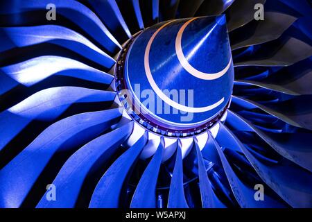 Motore del velivolo, dettaglio delle pale della ventola con naso, exhibition Paris Air Show, Parigi, Francia Foto Stock