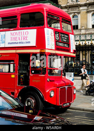 Numero 15 percorso autobus Routemaster, Strand, Londra, Regno Unito Foto Stock