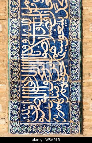 Le piastrelle con la calligrafia islamica a Allakuli Khan Madrasah, Khiva, Uzbekistan Foto Stock