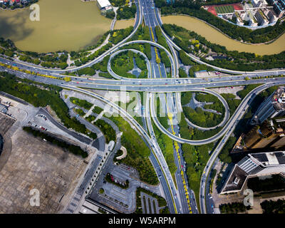 Strada multistrato con il traffico intenso vista aerea Foto Stock