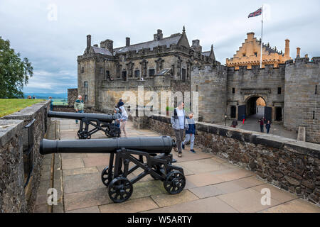 I cannoni del Grand batteria sulle pareti delle difese esterne - Castello di Stirling, Scozia, Regno Unito Foto Stock
