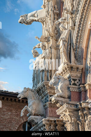 Dettaglio del duomo di Santa Maria Assunta facciata, con sculture allegoriche di animali, profeta e filosofi. Foto Stock