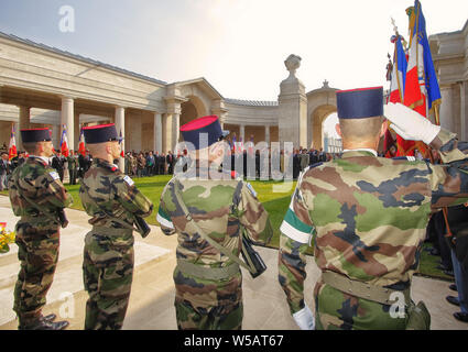 Ghirlanda di cerimonia di posa al Faubourg d'Amiens Cerimonia in Arras Francia settentrionale con soldati francesi a salve Foto Stock