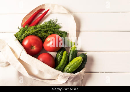 Lay piatto di verdure fresche in eco riutilizzabile zero rifiuti tessili borsa shopping su sfondo bianco, orientamento orizzontale. Foto Stock