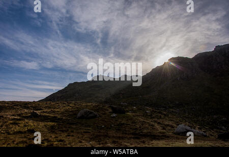 Panorami e dintorni Cadair Idris, Cader Idris o Penygader Montagna in Gwynedd, Galles, che si trova all'estremità meridionale del Parco Nazionale di Snowdonia Foto Stock