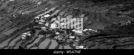 Una vista del villaggio di Batad e dintorni terrazze di riso di Banaue Area, Luzon, Filippine Foto Stock