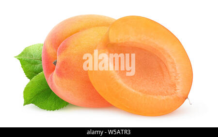 Isolato di frutta albicocca. Uno e mezzo di albicocca fresca isolato su sfondo bianco con tracciato di ritaglio Foto Stock