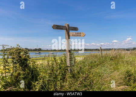 Vista del paesaggio attraverso il canale Fishbourne a Chichester porto vicino Apeldram, West Sussex, Regno Unito Foto Stock