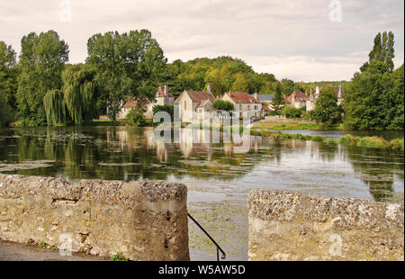 Riverside village nell'Haute-Vienne nel Limousin Francia, con il fiume Vienne passando un caratteristico villaggio Foto Stock