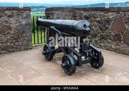 Uno dei cannoni della Grande batteria sulle pareti dell'esterno vicino - Castello di Stirling, Scozia, Regno Unito Foto Stock