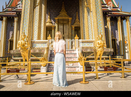 Belle Donne in visita di Bangkok attrazioni e i punti di riferimento in Tailandia - giovani felici turisti alla scoperta di un sud-est della città asiatiche Foto Stock