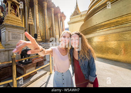 Belle Donne in visita di Bangkok attrazioni e i punti di riferimento in Tailandia - giovani felici turisti alla scoperta di un sud-est della città asiatiche Foto Stock