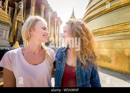 Belle Donne in visita di Bangkok attrazioni e i punti di riferimento in Tailandia - giovani felici turisti alla scoperta di un sud-est della città asiatiche Foto Stock