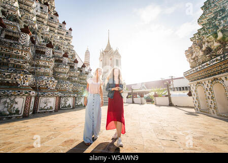Belle Donne in visita di Bangkok attrazioni e i punti di riferimento in Tailandia - giovani felici turisti alla scoperta di un sud-est della città asiatiche Foto Stock