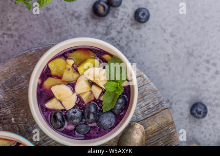 La colazione acai smoothie ciotola per uno stile di vita sano Foto Stock