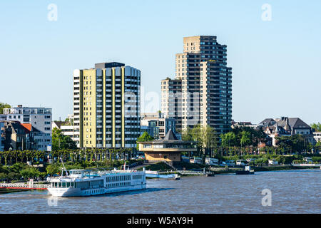 Colonia, Germania - 13 Maggio: nave presso il fiume Reno a Colonia, in Germania il 13 maggio 2019. Foto Stock