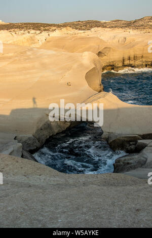 Costa di Sarakiniko beach al mattino sunrise Foto Stock