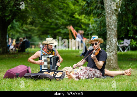 Charlton Park di Malmesbury, Wiltshire, Regno Unito. 27 Luglio, 2019. Musicista che gioca nell'arboreto al Womad Festival (mondo delle arti di musica e danza) Sabato 27 Luglio 2019 a Charlton Park di Malmesbury. Foto di credito: Julie Edwards/Alamy Live News Credito: Julie Edwards/Alamy Live News Foto Stock