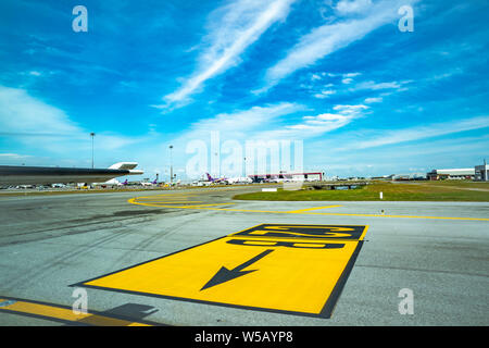 Samut Prakan, Tailandia - 30 Dic, 2018: La Veiw di Suvarnbhuimi aeroporto su C2B cartello giallo in pista per il jetplane decollo per il cielo, Bangkok Foto Stock