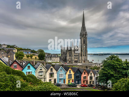 Mazzo di carte Case e San Colman cattedrale, Cobh, nella contea di Cork, Irlanda Foto Stock