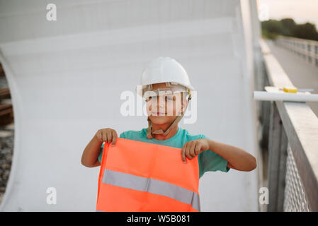 Ragazzo simpatico tecnico su bridge Foto Stock