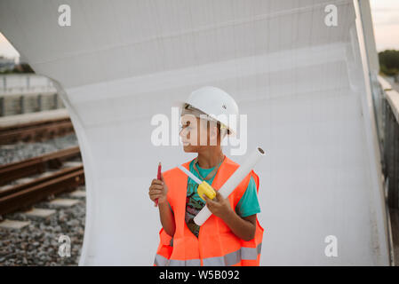 Ragazzo simpatico tecnico su bridge Foto Stock