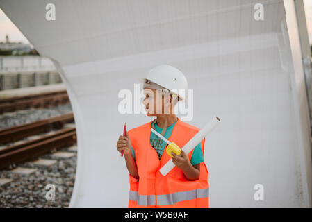 Ragazzo simpatico tecnico su bridge Foto Stock