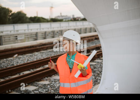 Ragazzo simpatico tecnico su bridge Foto Stock