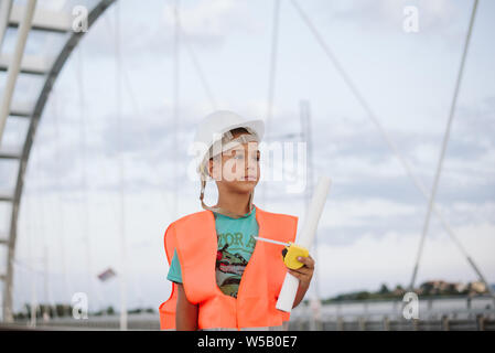 Ragazzo simpatico tecnico su bridge Foto Stock