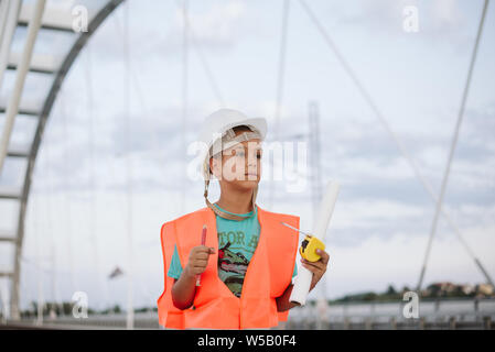 Ragazzo simpatico tecnico su bridge Foto Stock