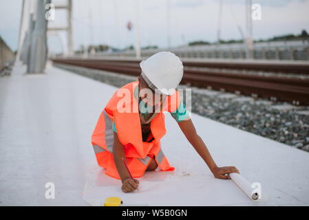 Ragazzo simpatico tecnico su bridge Foto Stock