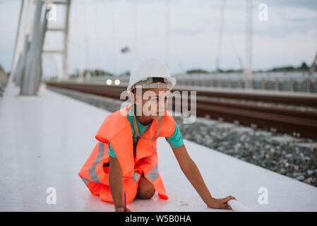 Ragazzo simpatico tecnico su bridge Foto Stock