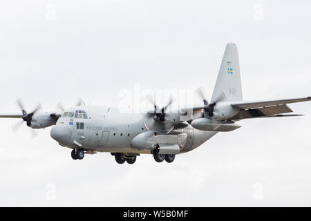 Swedish Air Force C-130H Hercules catturato al 2019 Royal International Air Tattoo di Fairford RAF. Foto Stock