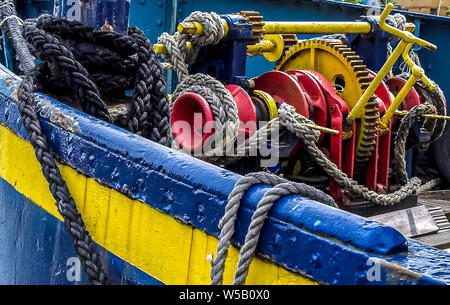 Funi e avvolgimento di marcia su una barca nel porticciolo di Swansea. Swansea, Wales, Regno Unito. Foto Stock