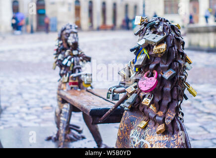 Banco di lavoro con fermi su piazza del mercato della città di Leopoli Ucraina.tradizione romantica per gli amanti. Foto di metallo Lions. Foto Stock