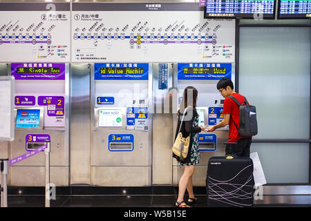 Taipei, Taiwan - 1 OTT 2017: viaggiatori di acquistare un biglietto del treno da scheda distributore presso l'Aeroporto Internazionale di Taoyuan, Taipei, Taiwan. Foto Stock