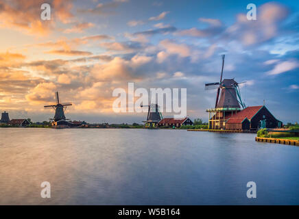 Vecchi Mulini a vento di Zaanse Schans, open-air museum, Zaanstad, Olanda Settentrionale, Olanda, Paesi Bassi Foto Stock