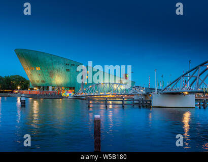 NEMO Science Museum di Amsterdam a Oosterdok Kai, Amsterdam, Olanda Settentrionale, Olanda Settentrionale, Paesi Bassi, Europa Foto Stock