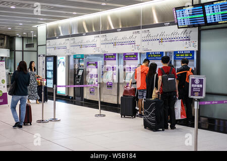 Taipei, Taiwan - 1 OTT 2017: viaggiatori di acquistare un biglietto del treno da scheda distributore presso l'Aeroporto Internazionale di Taoyuan, Taipei, Taiwan. Foto Stock