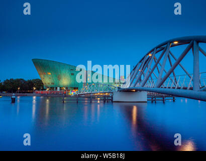 NEMO Science Museum di Amsterdam a Oosterdok Kai, Amsterdam, Olanda Settentrionale, Olanda Settentrionale, Paesi Bassi, Europa Foto Stock